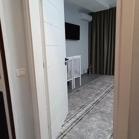 Center * ティラナ